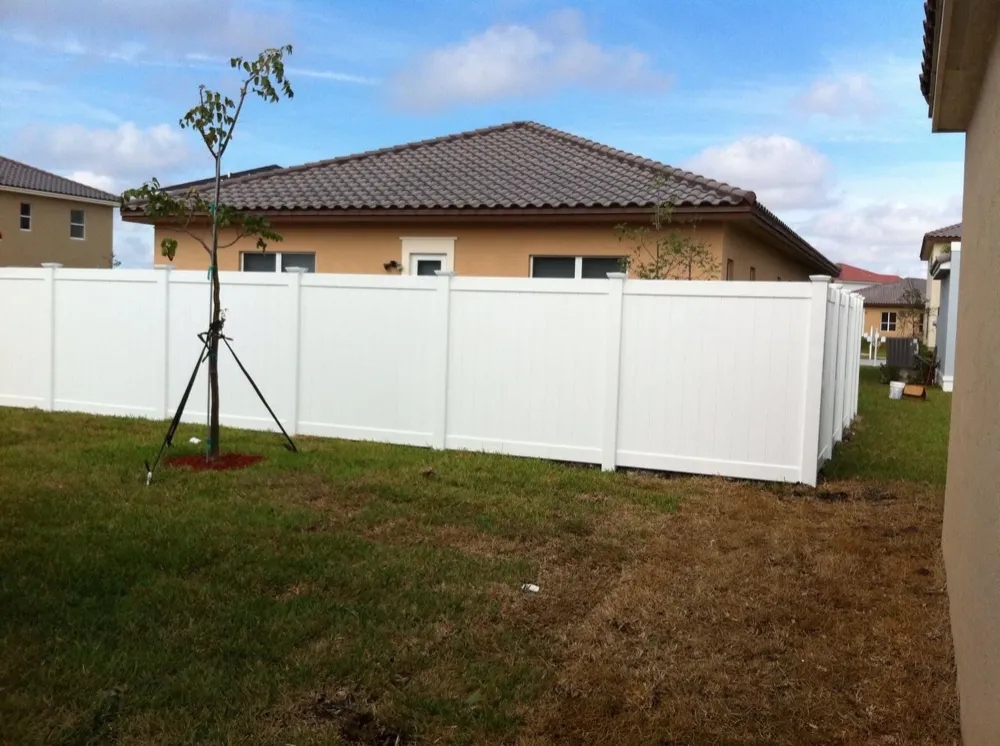 Vinyl fence panels set post to post in Miami