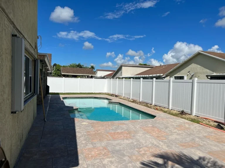 Vinyl pool safety fence in Pinecrest, FL