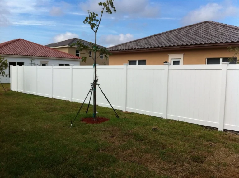 Vinyl privacy fence in Miami, FL